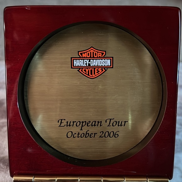 H/D rare European Tour 2006 wooden clock - Picture 6 of 7